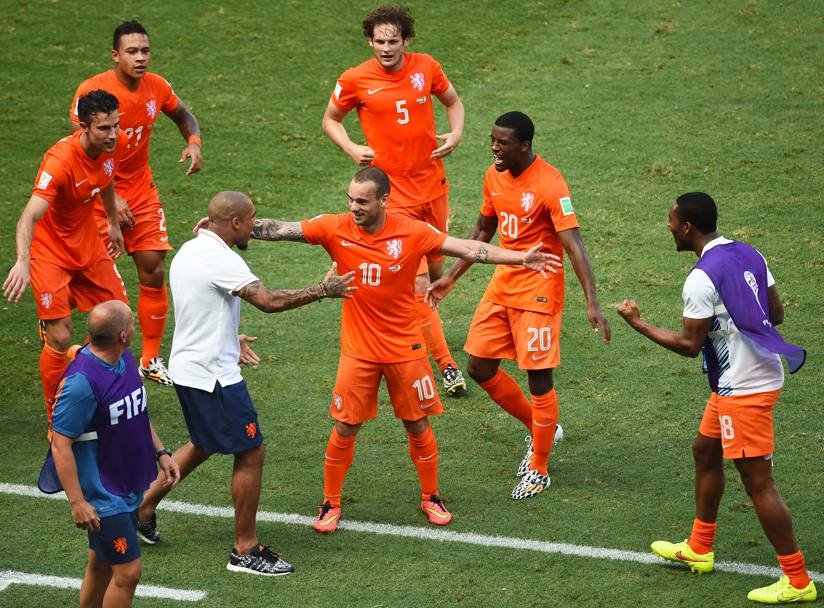 L&#39;abbraccio di Sneijder a De Jong. Getty